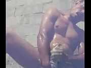 Punheta no chuveiro com o dedo no cuzinho que tezão