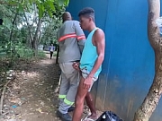 Trabalhadores cheios de tesão, na maior pegação no pátio da obra .