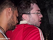 Nerd gay sendo usando por dois ativos no box de um cinema pornô gay - COMPLETO NO RED