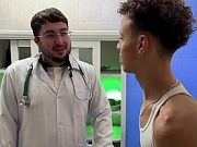 Médico novinho e passivo ajudou o paciente que estava com medo de sentir um dedo no cu | COMPLETO NO RED