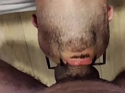 Negão pauzudo metendo fundo na garganta e depois no rabo do tiozão da escola .
