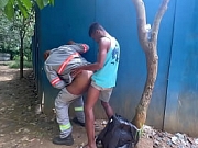Guardador de carros , acabou metendo leite no rabo do operário no intervalo de trabalho .