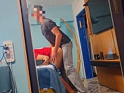 Tirei o cabaço do meu vizinho casado no quarto