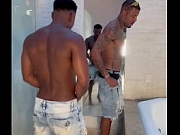 Dois heteros negros dotados na hidro do motel