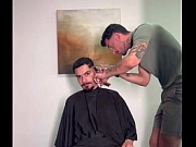 Esse barbeiro não só cortou bem como gozou gostoso