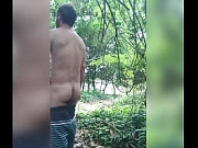 Mostrando o pau no parque.