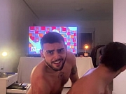 Meu vizinho viu eu batendo uma pela janela e tocou o interfone para mamar