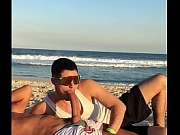 Magrinho pauzudo metendo pica preta no novinho na praia pública - linktr.ee/marretaxx