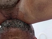 Filho do síndico do prédio me dá o rabo toda semana. Dessa vez quis filmar e ganhou uma gozada linda no final