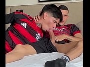 ARROMBANDO O FLAMENGUISTA SEM CAPA E GOZANDO DENTRO