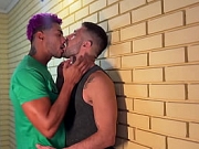 Guapo brasilero comienza a besarme y me da una leccion de sexo con su verga XXL