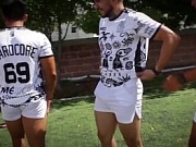 Después de ir a entrenar nos fuimos por unas chelas al departamento del capitán, pero como no había mujeres terminamos teniendo sexo entre hombres