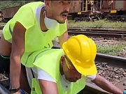 OS OPERARIOS PEGARAM PESADO NA HORA DO ALMOÇO FUDERAM O COLEGA PASSIVO E DERAM MUITO LEITE DE SOBREMESA (TEASER)