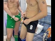 JOGADOR DE FUTEBOL LIBERANDO O CUZINHO DEPOIS DO JOGO